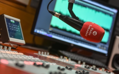 Micròfon i taula de so de RàdioSabadell 